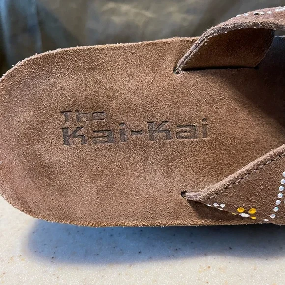 The Kai-Kai Thong Wedge Sandals Brown Suede Missing Few Metal Studs Women 7 USED - Picture 8 of 11